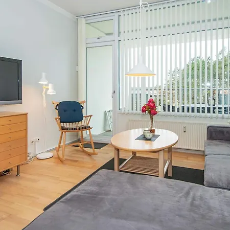 6 Person On A In Appartement