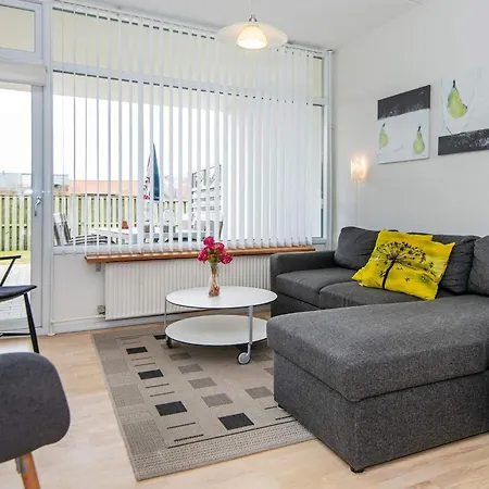 6 Person On A In Appartement *