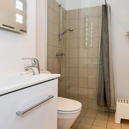 6 Person On A In Appartement